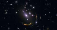 Cette image composite de l’amas de galaxies MACSJ 0138 montre les données du télescope spatial Hubble (Nasa) et du Grand réseau d’antennes millimétrique/submillimétrique de l’Atacama (Alma, Chili) telles qu’observées par les astronomes. Six galaxies massives anciennes s’avèrent avoir manqué d’hydrogène froid, le carburant nécessaire à la formation des étoiles. © LMA (ESO/NAOJ/NRAO), S. Dagnello (NRAO), STScI, K. Whitaker et al