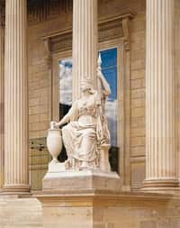 Le Suffrage universel, statue de Raymond Gayrard, érigée devant le porche monumental de la Cour d'honneur de l'Assemblée nationale. © Assemblée nationale - photo Laurent Lecat