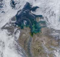 Une vue satellite de la mer de Laptev, en Sibérie. Cette région est connue pour être l’une des principales régions où se forme la glace de mer. © Nasa Earth Observatory
