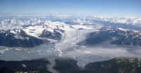 En Alaska, les glaciers comme celui du Yakutat, dans le sud-est de l’État, fondent depuis la fin de la petite période glaciaire. Les chercheurs de l’université de l’Alaska à Fairbanks (États-Unis) ont trouvé un lien avec les tremblements de terre qui surviennent dans la région. © Sam Herreid, Université de l’Alaska