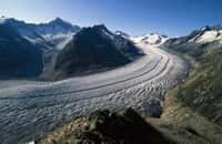 L'Aletsch,&nbsp;en Suisse,&nbsp;est une&nbsp;vallée glaciaire&nbsp;typique&nbsp;et&nbsp;la plus grande dans&nbsp;les Alpes.&nbsp;Sa perte&nbsp;de volume&nbsp;depuis&nbsp;le&nbsp;milieu du XIXe&nbsp;siècle&nbsp;est&nbsp;bien&nbsp;visible, avec l’apparition de moraines sur les côtés (roches claires sur l'image). ©&nbsp;Frank Paul, UZH