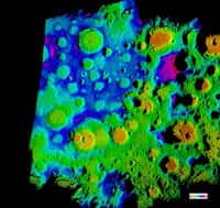 Une image en fausses couleurs générée par ordinateur à partir des données radar d'une zone polaire de 500 sur 400 kilomètres (la même que celle de la première image de cet article). Elle offre la meilleure résolution actuelle pour cette région de la Lune. Crédit : Nasa