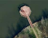 Le buzz du mois : comment l'île mystérieuse s'est retrouvée sur Google Earth ? Google Earth aurait-il capturé une scène de crime ? Si cette photo démontre une fois de plus que Google nous surveille de vraiment très près, il faut se méfier. Il subsiste des incohérences dans les cartes fournies par le géant de Mountain View. Il invente même des îles... © Google Earth
