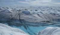 La calotte glaciaire du Groenland mesure plus de deux kilomètres d’épaisseur mais toutes les observations, au sol ou depuis les satellites, montrent une réduction de la quantité de glace au fil des années. Ici une rivière coulant sur la glace en été, photographiée par l'équipe A2 en 2009. © A2