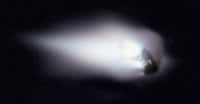 La sonde spatiale Giotto a approché la célèbre comète de Halley lors de son dernier passage près de la Terre en 1986. Composé de glace et de roches, son noyau mesure environ 15 kilomètres de long. Les poussières que la comète laisse dans son sillage produisent chaque année les essaims météoritiques des êta-Aquarides (avril-mai) et des Orionides (en octobre). © Halley Multicolor Camera Team, Giotto Project, Esa