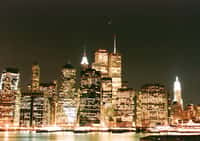 La comète Hale-Bopp était tellement brillante qu'on pouvait l'admirer en pleine ville comme ici au-dessus de New York le 8 avril 1997. © J. Sivo 