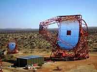 Vue du réseau de télescopes Hess en Namibie. Le nom de l'observatoire est un acronyme mais il rappelle le prix Nobel de physique de 1936, Victor Hess, qui a découvert les rayons cosmiques au début du XXe siècle (1912-1913). © Hess Collaboration, Clementina Medina