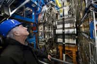 Peter Higgs devant le détecteur Atlas du LHC, celui qui devrait découvrir « son » boson. Crédit : Cern