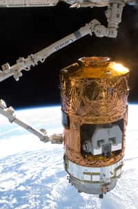 Cette image de la capture de l'HTV-2 de la Jaxa montre la partie non pressurisée du module, à ciel ouvert. La palette qui s'y trouve sera saisie par Dextre, la main robotisée de la Station, qui réalisera alors sa première mission opérationnelle. © Nasa