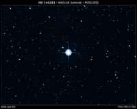 Cette image a été prise à l’Anglo-Australian Observatory&nbsp;(AAO) avec un filtre bleu. Elle est extraite du&nbsp;Digitized Sky Survey&nbsp;(DSS, traduisible par «&nbsp;relevé du ciel numérisé&nbsp;»), une version électronique de plusieurs atlas photographiques du ciel. Le DSS ne doit pas être confondu avec le&nbsp;Sloan Digital Sky Survey (SDSS). L'image montre HD 140283, la plus vieille étoile connue actuellement et qui est située à seulement 190,1 années-lumière de la Terre. ©&nbsp;Digitized Sky Survey&nbsp;(DSS), STScI/AURA, Palomar/Caltech, UKSTU/AAO
