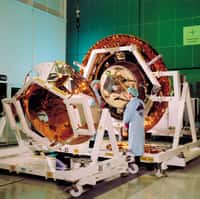 Le module de descente, c'est-à-dire la sonde Huygens, est installée à l'intérieur du bouclier thermique avant que le couvercle la recouvre. Crédit Esa
