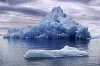 Le glacier Sermeq Kujalleq produit chaque année 35 milliards de tonnes d’icebergs, soit 10 % des icebergs du Groenland. C’est l’équivalent de la consommation annuelle d’eau douce en France.&nbsp;©&nbsp;Магадан, Flickr, cc by nc sa 2.0