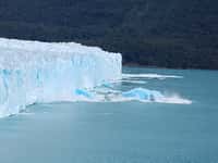Un iceberg se détache d'un glacier au Groenland. © ollithebastard, Flickr, CC by 2.0