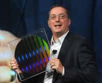 Paul Otellini, président d'Intel, montre une galette (un waffer) contenant les premiers circuits gravés à 22 nanomètres, en l'occurrence des mémoires statiques SRam dont chaque puce contient 2,9 milliards de transistors. © Intel