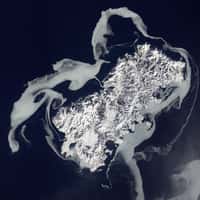 L'île Shikotan vue sous la neige par le satellite américain EO-1. © Nasa
