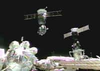 Soyouz TM-34 vient de quitter l'ISS, tandis que Soyouz TMA-1, à droite, le remplace pour six mois