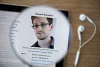 L’ancien analyste de la NSA Edward Snowden poursuit son combat pour la défense des libertés individuelles en proposant un outil pour le smartphone Apple censé détecter toute tentative d’intrusion ou d’écoute. © GongTo, Shutterstock

