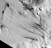 Les icebergs du glacier de l'île du Pin naissent de la plateforme glaciaire à l'image. Cette photo satellite de la Nasa montre le début de formation d'icebergs. © Nasa