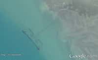 La capture d'écran montre l'un des grands barrages à poissons installés dans le golfe Persique. Ces images obtenues par des satellites permettent d'estimer les prises, et de les comparer aux déclarations officielles. © Google Earth