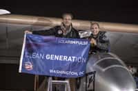 Le 16 juin 2013, à l'aéroport Dulles, André Borschberg accueille Bertrand Piccard qui vient de poser l'avion solaire HB-SIA. © Solar Impulse, Revillard, Rezo.ch