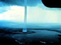 Une trombe marine (ici vue depuis un avion) ne se forme pas toujours comme une tornade. L'océan peut être impliqué dans la genèse de la trombe. ©&nbsp;Joseph Golden, NOAA
