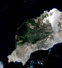 Qualité parfaite de la première image transmiseentre deux satellites : image de Lanzarote auxCanaries (&copy; CNES 2001/Distribution Spot Image)