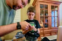 Andrew Calabrese et son papa Jason. Cet ingénieur en informatique a fabriqué un pancréas artificiel pour son enfant à partir de plans open source. © Sandy Huffaker, Wall Street Journal