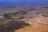 Le Meteor Crater, en Arizona, a été provoqué voici 45.000 ans par la chute d'une météorite estimée à 10 millions de tonnes. Il mesure 1300 mètres de diamètre pour 179 mètres de profondeur. Crédit Office du Tourisme américain.