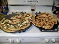 « Deux pizzas posées au-dessus du four de la cuisinière ». Voilà le sous-titre généré automatiquement par le logiciel Google après avoir analysé cette image. Le système combine deux interfaces neuronales, l’une analysant la photo pour en produire une description mathématique ensuite transmise à la seconde qui la traduira sous forme de texte. © Google