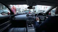 Le système d’affichage imaginé par le constructeur Jaguar Land Rover rend transparents les &nbsp;montants de parebrise et les montants latéraux grâce à un système de caméras extérieures relayant les images à des écrans. © Jaguar Land Rover