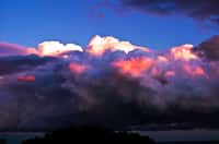 Suivant sa forme et son altitude, le nuage peut réchauffer ou refroidir l’atmosphère. Le mécanisme de formation de la couverture nuageuse est l’une des plus grandes incertitudes en prévision climatique. © cremona daniel, Flickr, cc by 2.0