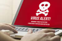 Les virus peuvent se cacher dans des macros, ces commandes utilisées par certains logiciels pour exécuter des actions courantes. Difficiles à détecter, ils peuvent causer de gros dégâts aux fichiers infectés et se répliquer via le courrier électronique. © Georgejmclittle, Shutterstock