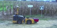 Le Rowbot est un robot agricole autonome conçu pour pulvériser de l’engrais au pied des plants de maïs. Actuellement testé aux États-Unis dans le Minnesota, il offre aux agriculteurs la possibilité de faire mieux coïncider l’apport d’engrais avec les besoins de la plante en pleine croissance. © NoTillFarmerMagazine, YouTube