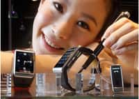 En 2009, Samsung lançait une montre-téléphone équipée d’un écran tactile 1,7 pouce. Dotée d’une connexion cellulaire GPRS, elle permettait de passer des appels et de consulter le courrier électronique via Outlook. Elle était vendue 450 euros. © Samsung