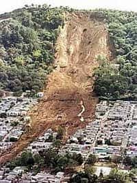 Cette colline effondrée ne donne qu'une faible idéede l'ampleur des séismes survenus au Salvador en janvier et février 2001.Crédit photo: Croix-Rouge canadienne.