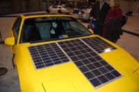 Si, pour le moment, la technologie photovoltaïque n’est pas assez performante pour pouvoir alimenter les batteries lithium-ion des véhicules électriques, les choses pourraient évoluer grâce à la pérovskite. © Daniel Borman, CC by 2.0