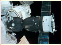Un vaisseau Soyuz pris en photo depuis la navette spatiale américaine (ici arrimé à la station Mir).Crédit : NASA