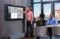 À l’issue de sa présentation des nouveautés de Windows 10, Microsoft a dévoilé sa Surface Hub. Cet écran tactile géant de 84 pouces offre une définition Ultra HD, des caméras pour la vidéoconférence et des applications collaboratives. © Microsoft