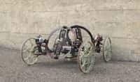 Le robot VertiGo créé par Disney Research et l’ETH Zurich est propulsé par deux hélices orientables qui produisent une poussée suffisante pour lui permettre de rester plaqué contre un mur. © Disney Research, ETH Zurich