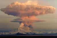 Les éruptions volcaniques seraient le forçage externe dominant sur la variabilité de la température globale moyenne. © Janke, USGS