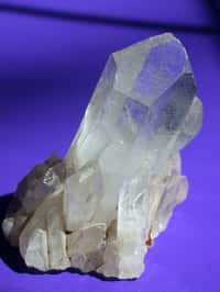 Sous sa forme de tectosilicate, le dioxyde de silicium, c'est le quartz, le minéral le plus commun à la surface de la Terre. Crédit : Charles E. Jones.