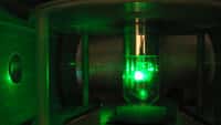On fait passer la lumière polarisée d'un laser à travers un échantillon d'eau ou de Xénon liquide : il existe un lien entre le moment de spin des noyaux atomiques de l'échantillon et la rotation du plan de polarisation de la lumière.