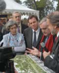 Le Premier Ministre Jean-Pierre Raffarin, lors de sa visite du site de CadaracheCrédit : http://www.cea.fr