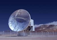 APEX, un télescope submillimétrique de 12 mètres, a été installé sur le plateau Chajnantor dans le désert d'Atacama au Chili.