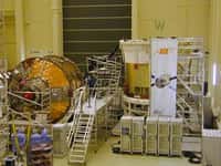 Préparation du vaisseau cargo automatique ATV (Automated Transfer Vehicle) en vue d'un essai acoustique(Crédits : ESA)