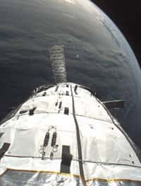 Genesis-1 peu de temps après sa mise en orbite à 450 km d'altitude.