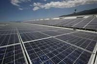 Les cellules photovoltaïques classiques, comme ceux de la centrale solaire de Saint-Denis-de-La Réunion, sont aujourd'hui des structures rigides. Disposer de matériaux souples et moins onéreux faciliterait leur adoption pour les bâtiments eux-mêmes.