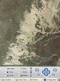 Les deux cratères suspectés par Gonzalez d'appartenir à la chaîne de cratères d'Aorounga(Crédits : Google Inc/Emilio González)