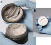 Le pot de crème romain retrouvé à Londres et , à droite, la version fabriquée par les chercheurs. (Bristol University)