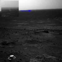 Le tourbillon de poussière observé par Spirit et situé en contre bas du rover.